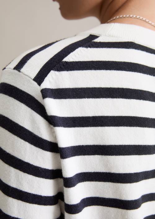 Regular gestreepte trui Dark Blue in detailaanzicht