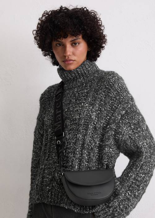 Schoudertas klein Black gedragen door model