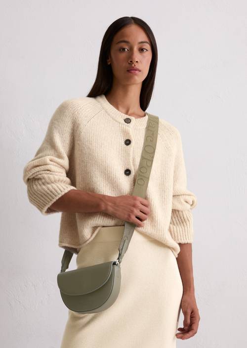 Schoudertas klein Burnt Olive gedragen door model