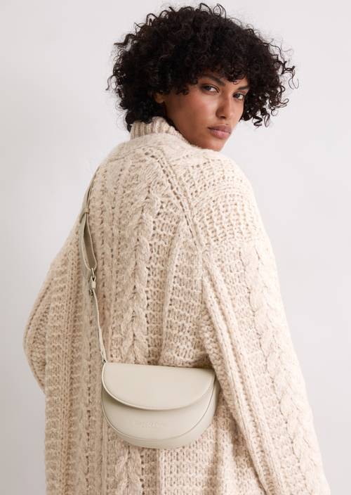 Schoudertas klein Light Oat gedragen door model