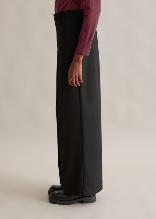 Relaxed pants — Black