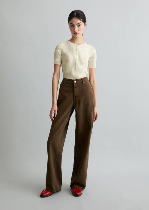 Jeans model Tomma wijd Hazelnut Brown in vooraanzicht