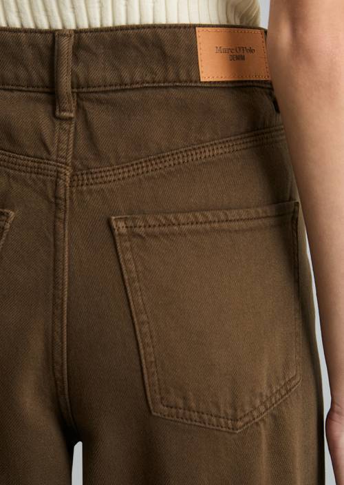 Jeans model Tomma wijd Hazelnut Brown in detailaanzicht