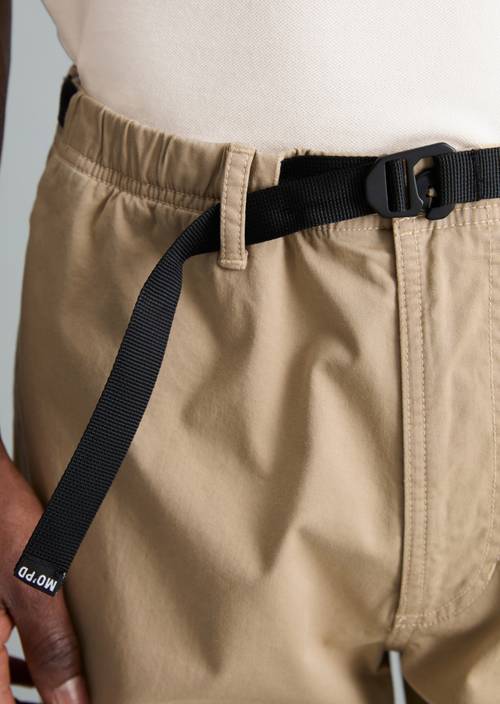 Chino model Sune relaxed Frosty Sand in detailaanzicht