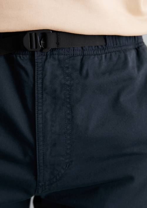 Chino model Sune relaxed Navy Teal in detail view