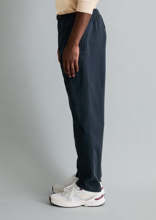 Chino model Sune relaxed — Navy Teal