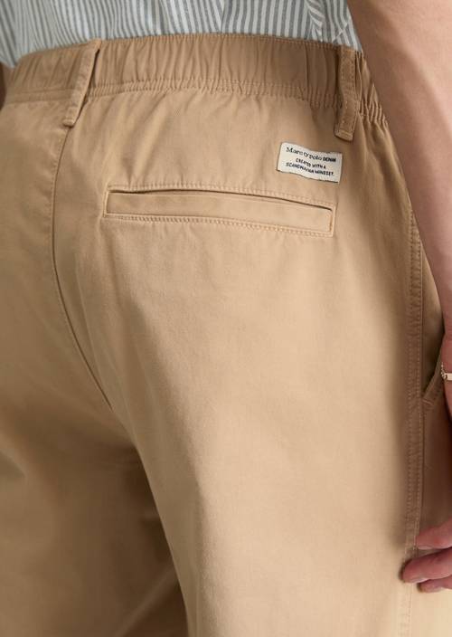 Chino modelo Anders regular Frosty Sand en vista detallada