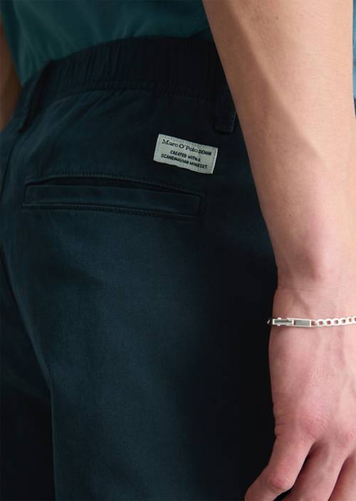 Chino modelo Anders regular Navy Teal en vista detallada
