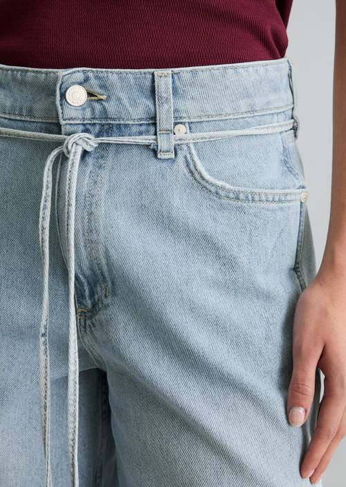 Bermudas modelo Jonnda Light Blue en vista detallada