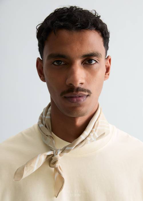 Schal Light Beige getragen am Model