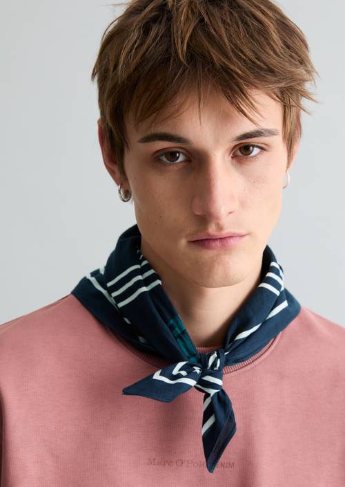 Schal Dark Blue getragen am Model