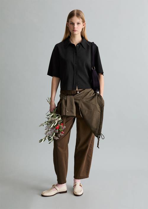 Crop-Bluse relaxed Black in Frontalansicht