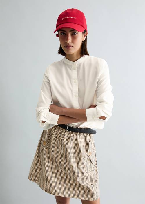 Blusa regular con detalle de pliegues Silky White en vista frontal