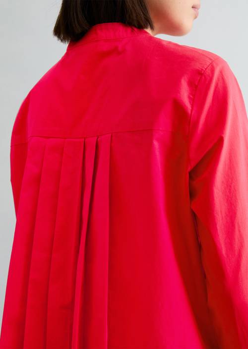 Blusa regular con detalle de pliegues Carmine Red en vista detallada