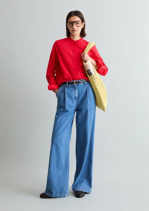 Blusa regular con detalle de pliegues Carmine Red en vista frontal