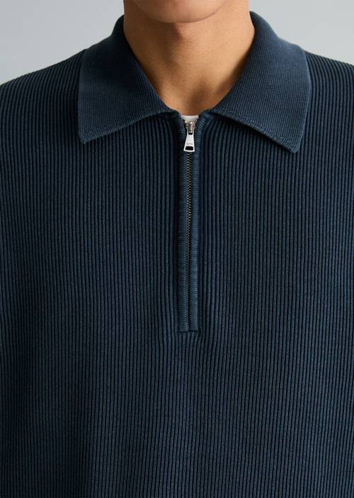 Polo de punto regular Navy Teal en vista detallada