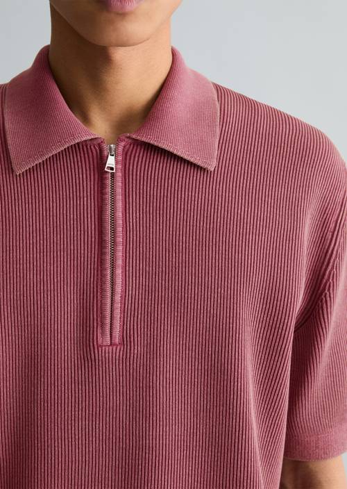 Polo de punto regular Dusty Rasberry en vista detallada