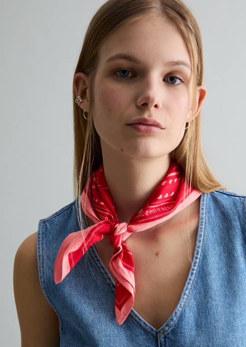 Bandana Bright Red getragen am Model