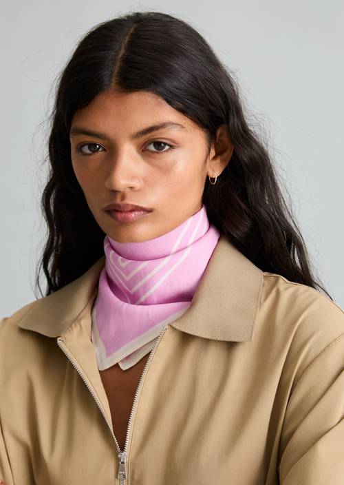 Tela cuadrada Light Pink llevado por el modelo