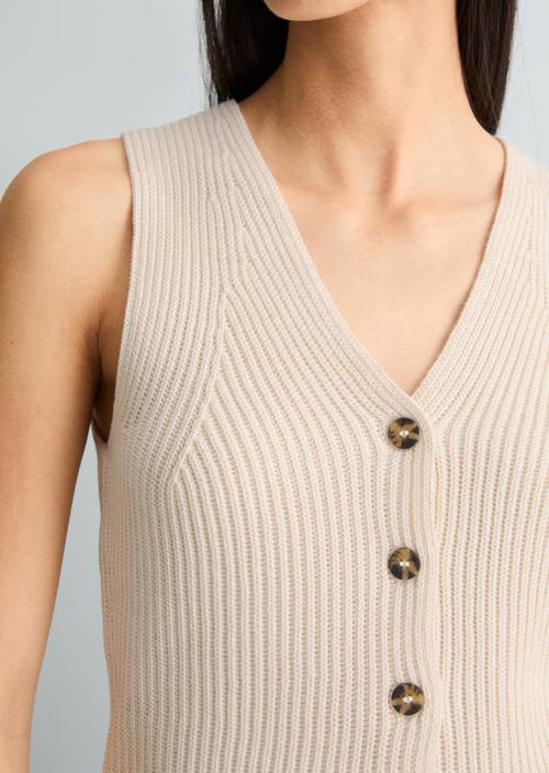 Gilet tricoté DfC regular Creamy White en vue détaillée