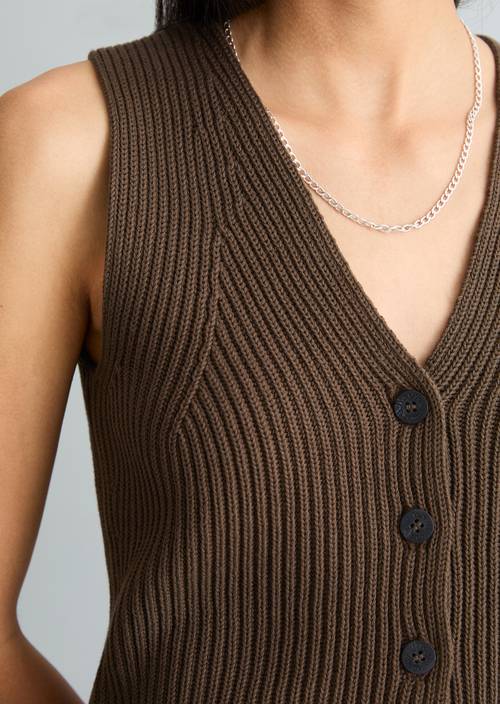 Gilet tricoté DfC regular Hazelnut Brown en vue détaillée