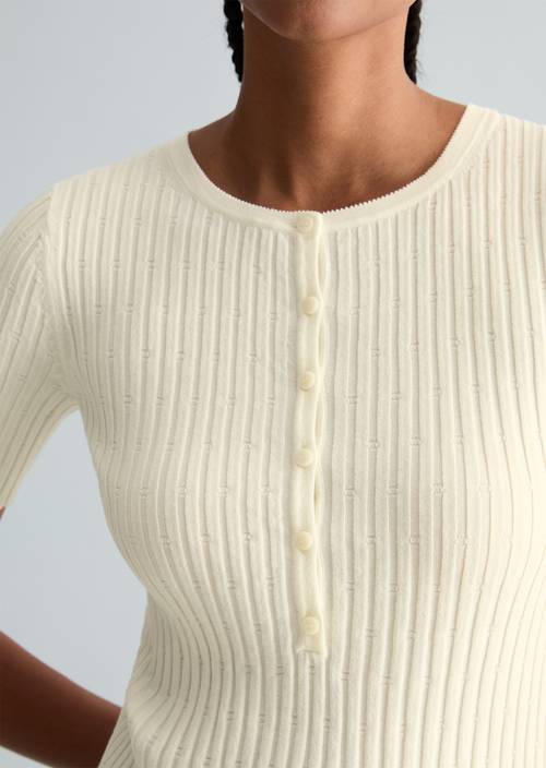 Feinstrick-Kurzarm-Pullover slim Creamy White in Detailansicht
