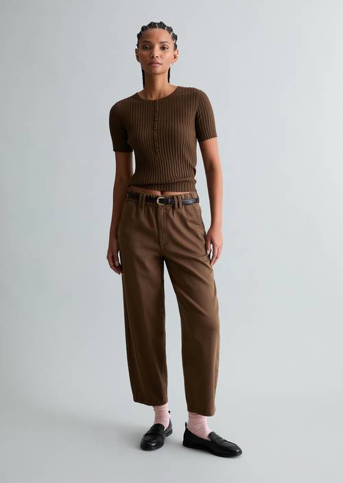 Feinstrick-Kurzarm-Pullover slim Hazelnut Brown in Frontalansicht