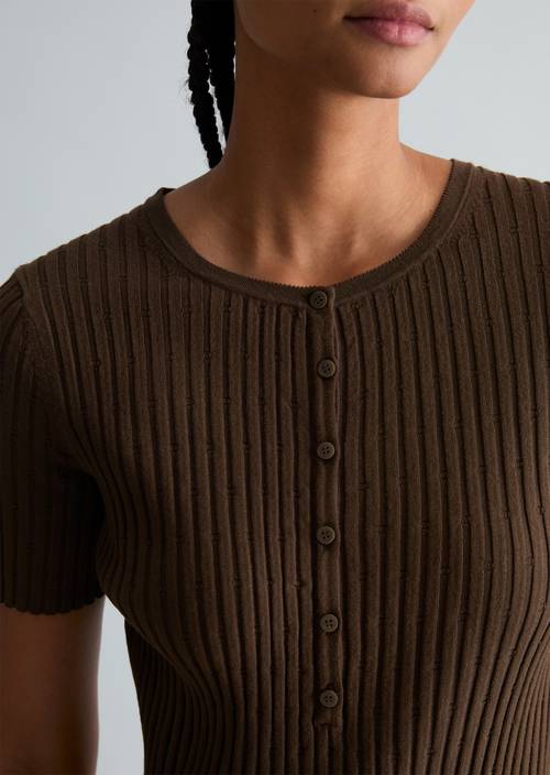 Feinstrick-Kurzarm-Pullover slim Hazelnut Brown in Detailansicht