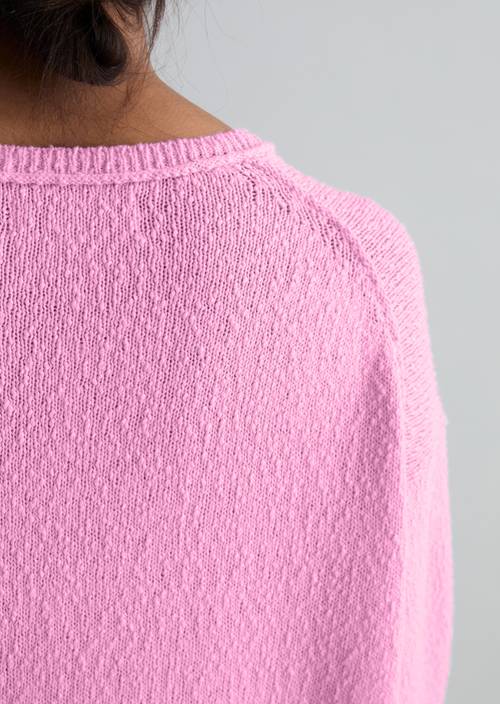 Pull-over regular Pale Bubblegum in detailaanzicht