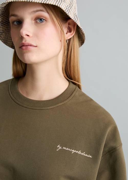 Mikina nadměrné velikosti Hazelnut Brown v detailním pohledu