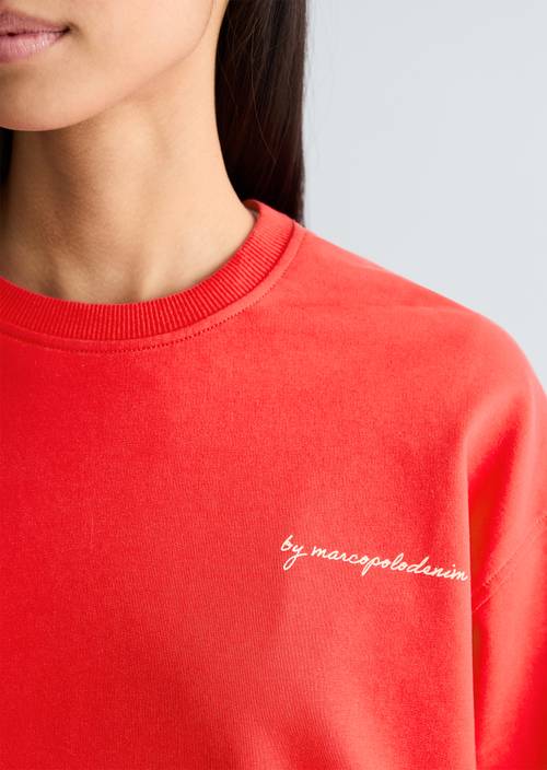 Mikina nadměrné velikosti Carmine Red v detailním pohledu