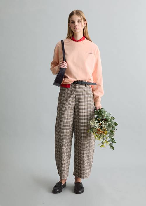 Mikina nadměrné velikosti Peony Pink v předním pohledu