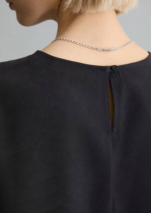 Krótka sukienka o luźnym kroju Blue Depths w widoku szczegółowym