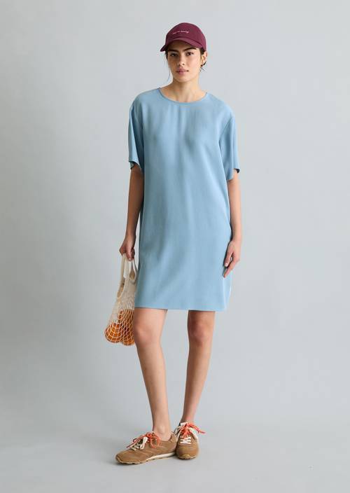 Krótka sukienka o luźnym kroju Blue Dawn w widoku z przodu