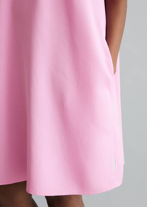 Krótka sukienka o luźnym kroju Pale Bubblegum w widoku szczegółowym