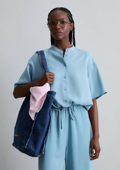 Crop blouse shirt relaxed Blue Dawn in front view