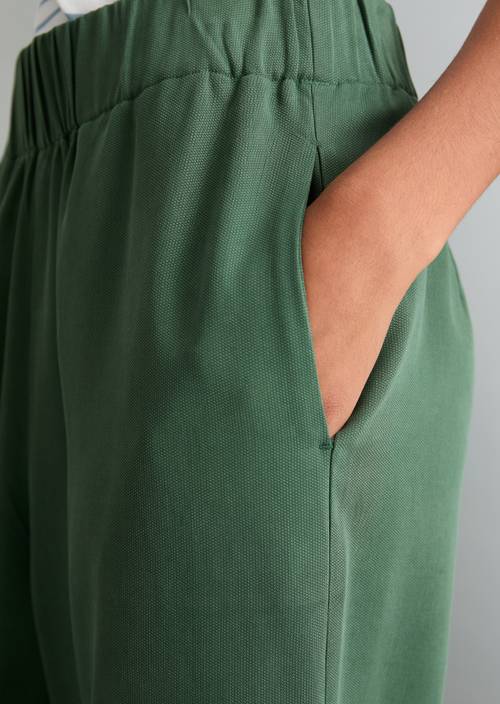 Hose relaxed Turf Green in Detailansicht