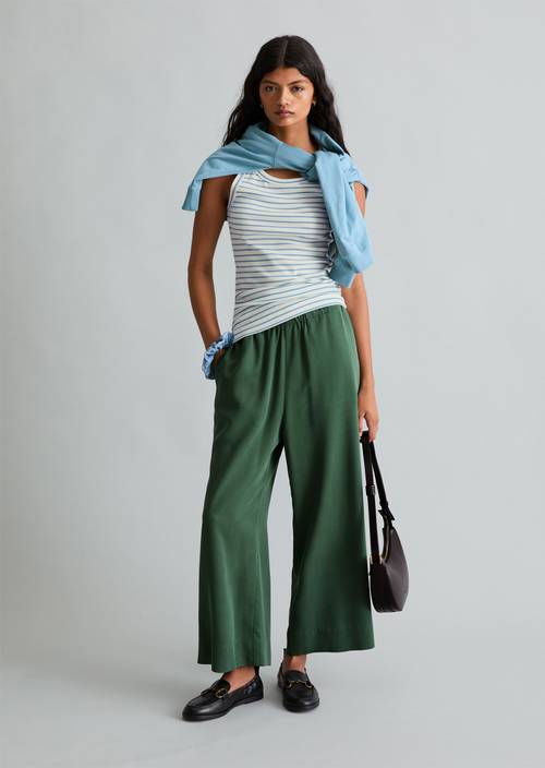 Hose relaxed Turf Green in Frontalansicht