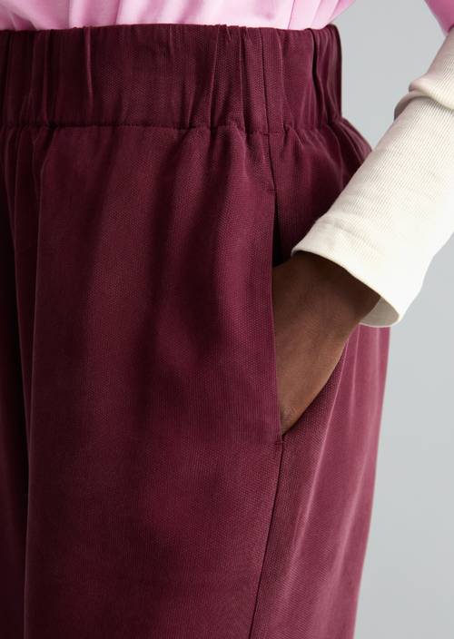 Hose relaxed Merlot Red in Detailansicht