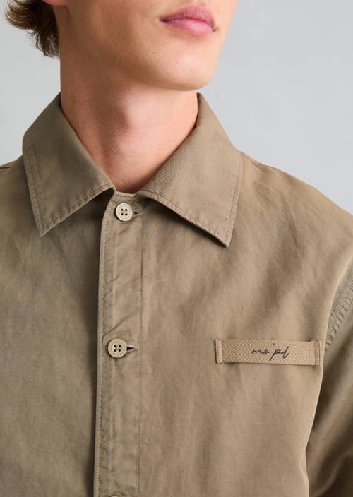 Sobrecamisa de sarga regular Soft Brown en vista detallada