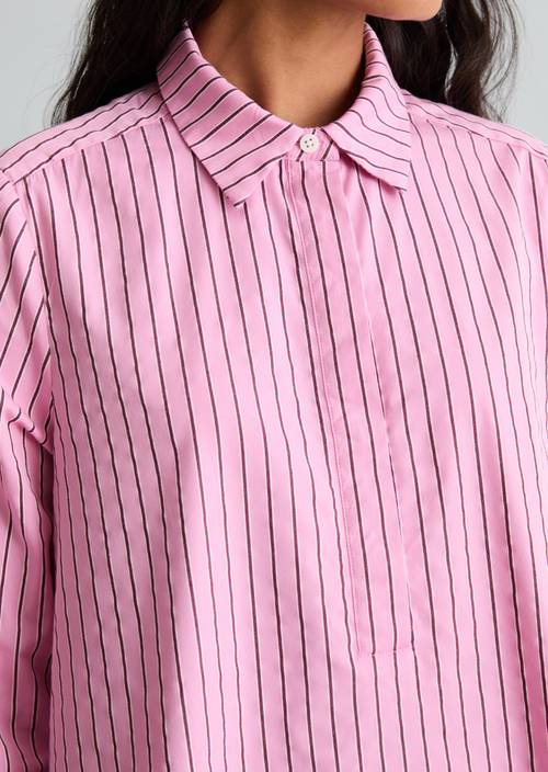 Ausgestelltes Streifenkleid Light Pink in Detailansicht