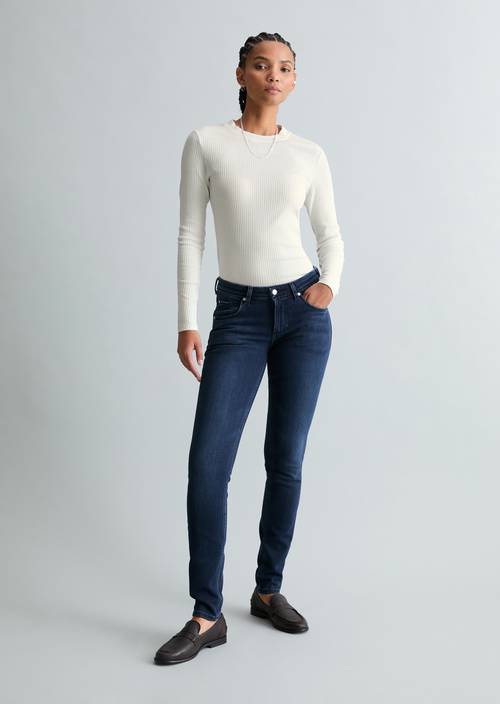 Jeans Model Alva slim Dark Blue in Frontalansicht