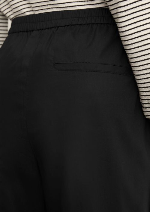 Relaxed pants — Black