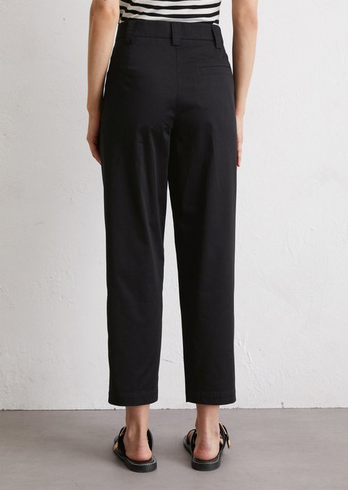 Chino model Kalni tapered — Black (alternate view)