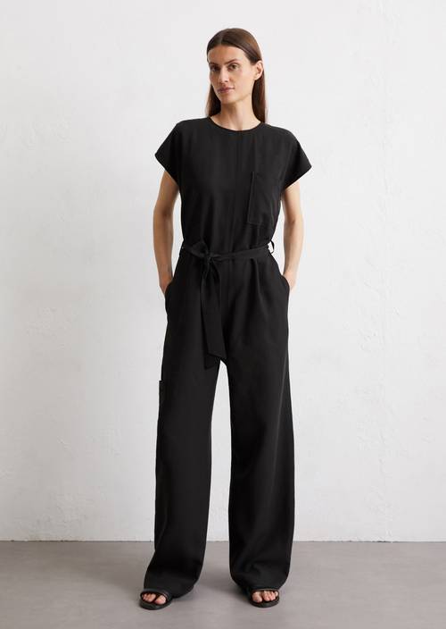 Overall relaxed Black in front view