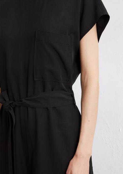 Overall relaxed Black in detail view
