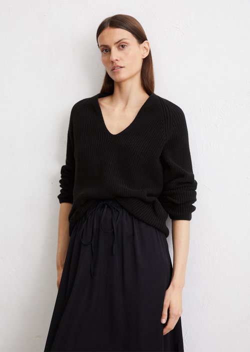 V-neck knitted sweater slim — Black
