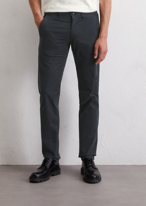 Chino model Stig shaped — Dark Navy