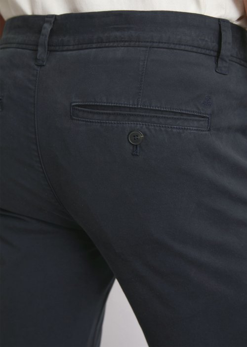Chino model Stig shaped — Dark Navy