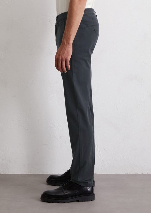 Chino model Stig shaped — Dark Navy